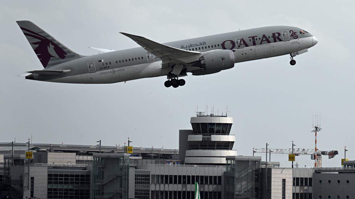 Foto de archivo de un avión Boeing 787 Dreamliner de la aerolínea Qatar, despegando del Aeropuerto Internacional de Düsseldorf, Alemania, el 4 de julio de 2023.