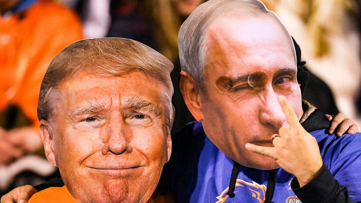 Aficionados del equipo de fútbol americano de la Universidad de Boise State usan máscaras con la imagen del presidente estadounidense Donald Trump y del gobernante ruso Vladimir Putin, en esta foto de archivo del 21 de octubre del 2017.