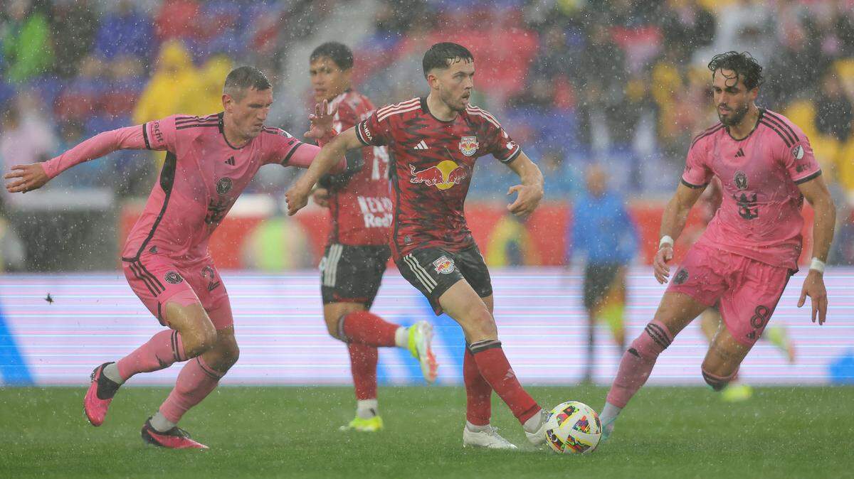 Lewis Morgan (centro), autor de de tres goles del New York Red Bulls, controla el balón bajo la presión del defensor del Inter Miami Sergii Kryvtsov (27) y el delantero Leo Campana (8), en el partido celebrado el 23 de marzo de 2024 en el Red Bull Arena de Nueva Jersey.