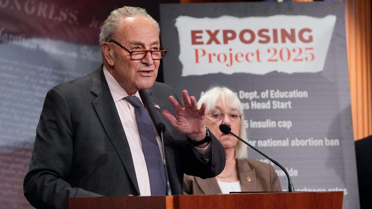 Foto de archivo. El senador demócrata Chuck Schumer advirtió el domingo que el pedido del presidente Donald Trump al Departamento de Justicia de tomar medidas contra sus adversarios encamina al país hacia una dictadura.