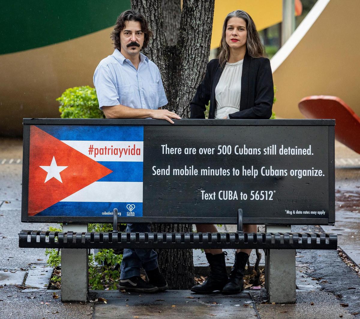 Los bancos de ‘Patria y Vida’, creados por los artistas Rubén Millares y Antonia Wright, se ubican en el downton de Miami y en Hialeah, con datos para enviar textos con donación a cubanos en la isla para recargar sus celulares.
