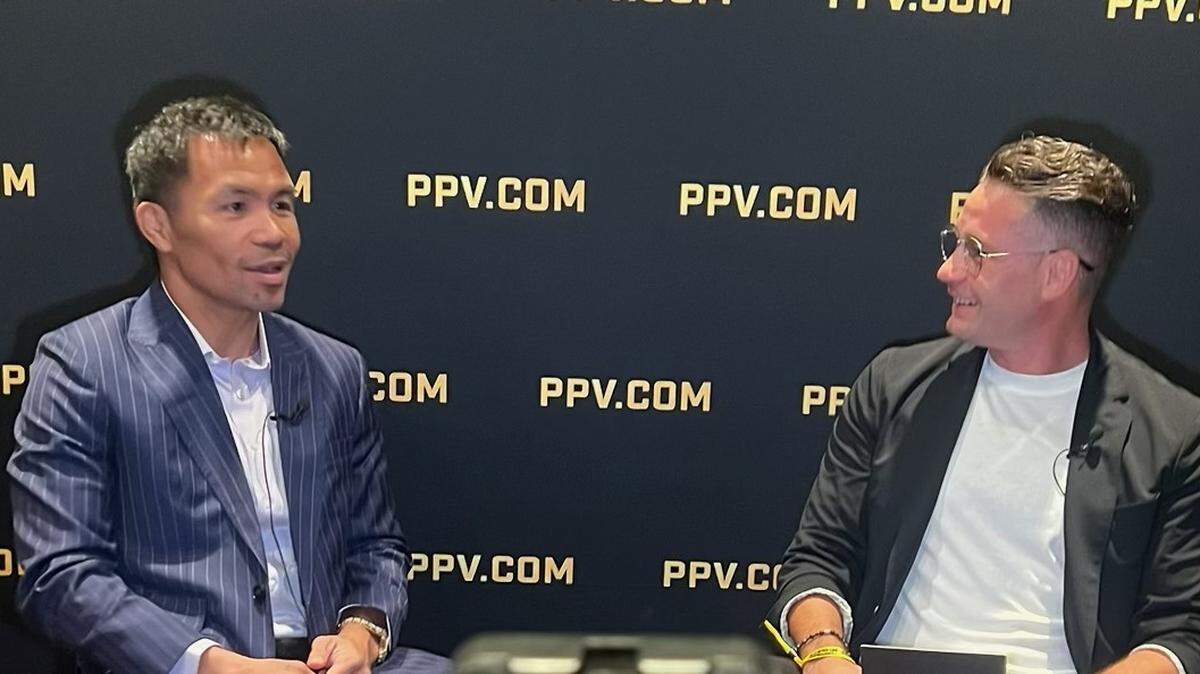 Chris Algieri (der.) entrevista al gran Manny Pacquiao para PPV.COM, una plataforma que ofrece comentarios alternativos a las grandes veladas del boxeo como la de este 6 de diciembre en San Antonio.