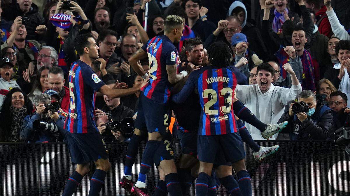 Los jugadores de Barcelona celebran tras empatar el juego ante el Real Madrid, en el partido celebrado el 19 de marzo de 2023 en el estadio Camp Nou de Barcelona.