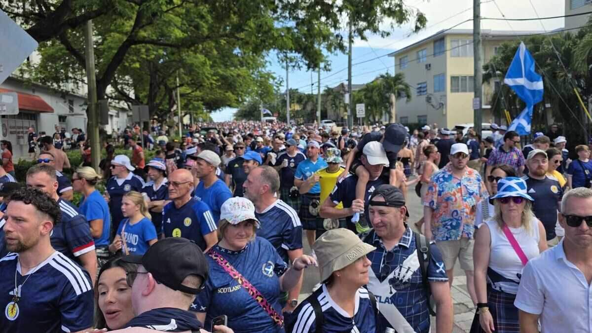 Más de 8,000 aficionados de Escocia llevaron sus gaitas, kilts y alegría al estadio de los Marlins, transformando una noche de béisbol en una celebración cultural antes del juego contra Brasil en el Mundial.