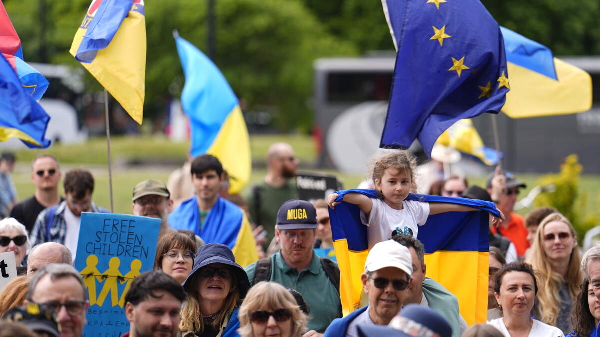 Miles de personas que participan en la Campaña de Solidaridad con Ucrania marchan en el centro de Londres, exigiendo que Rusia devuelva a los niños ucranianos, el domingo 1 de junio de 2025.