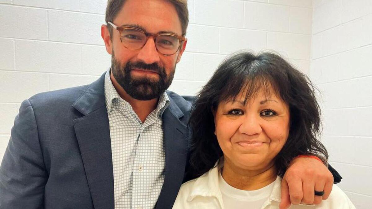 En esta foto del 6 de abril de 2022 proporcionada por el representante del estado de Texas, Jeff Leach, junto a la reclusa del corredor de la muerte Melissa Lucio durante una visita de un grupo de siete legisladores a la unidad de Mountain View en Gatesville, Texas. (Jeff Leach, representante del estado de Texas/ AP)