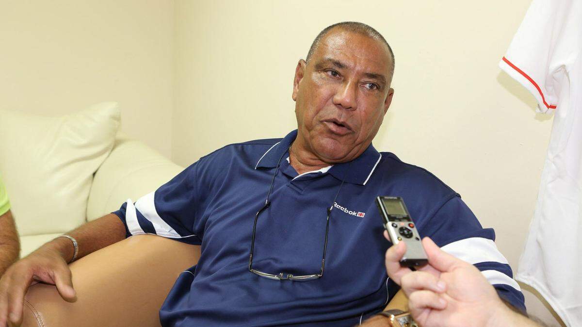 Foto de archivo. El legendario pelotero cubano Antonio Muñoz habla en una entrevista con el Nuevo Herald, el 29 de septiembre del 2014 en Miami.