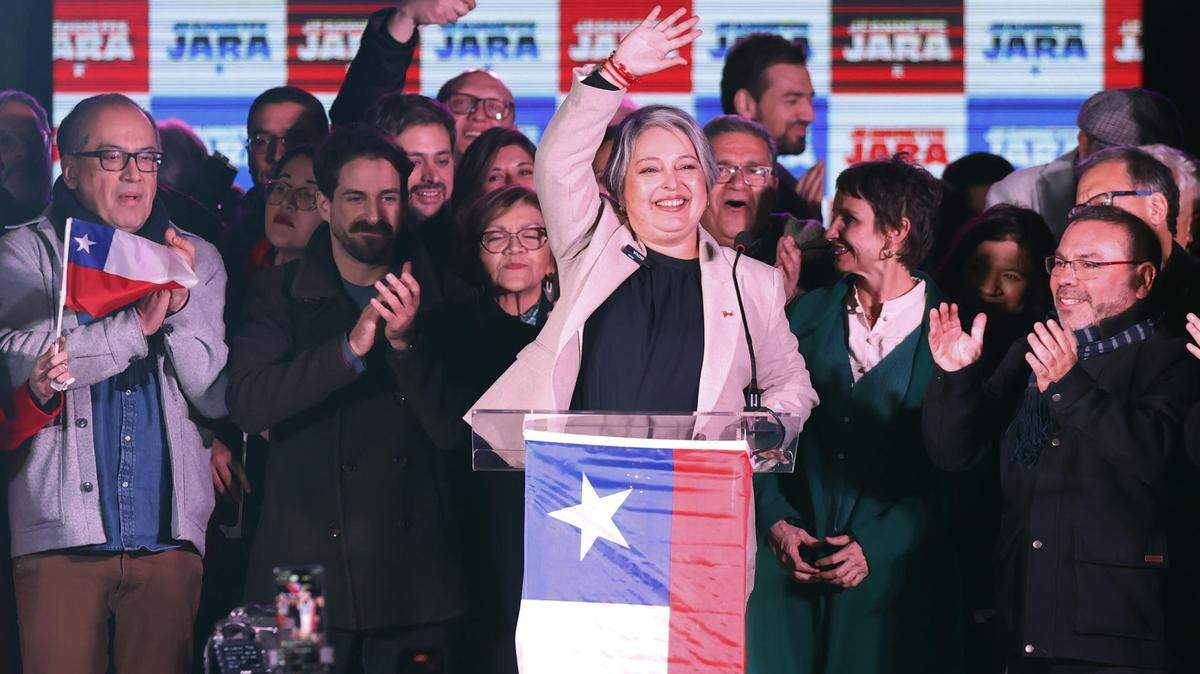 La comunista, Jeannette Jara (c), festeja su triunfo este domingo, en Santiago (Chile). Jara, que ganó las primarias progresistas y se convirtió en la candidata presidencial de la izquierda chilena, pidió “unidad” para detener a la ultraderecha en las elecciones de finales de año.