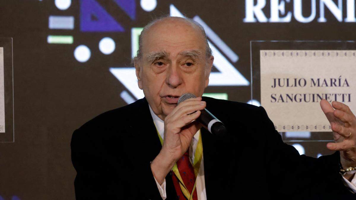 El presidente de la Fundación Círculo de Montevideo y ex presidente de Uruguay, Julio María Sanguinetti, durante la conferencia de prensa de la XXVII reunión plenaria de la Fundación Círculo de Montevideo en el Museo Soumaya en la Ciudad de México, el 18 de noviembre de 2022, en Ciudad de México.