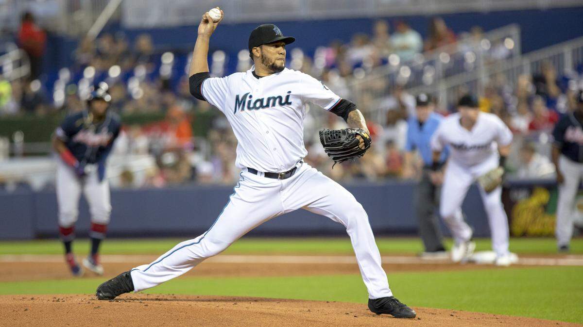 El abridor dominicano de los Marlins Héctor Noesí lanzó seis entradas y permitió cinco carreras a la tanda de los Bravos, el 11 de agosto de 2019 en Miami.