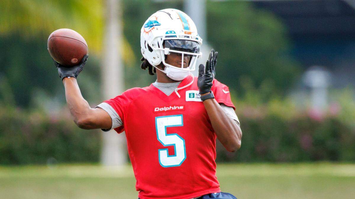 El quarterback de los Dolphins Teddy Bridgewater lanza un pase en la práctica del equipo celebrada el 5 de octubre de 2022 en el Baptist Health Training Complex en Miami Gardens, Florida.