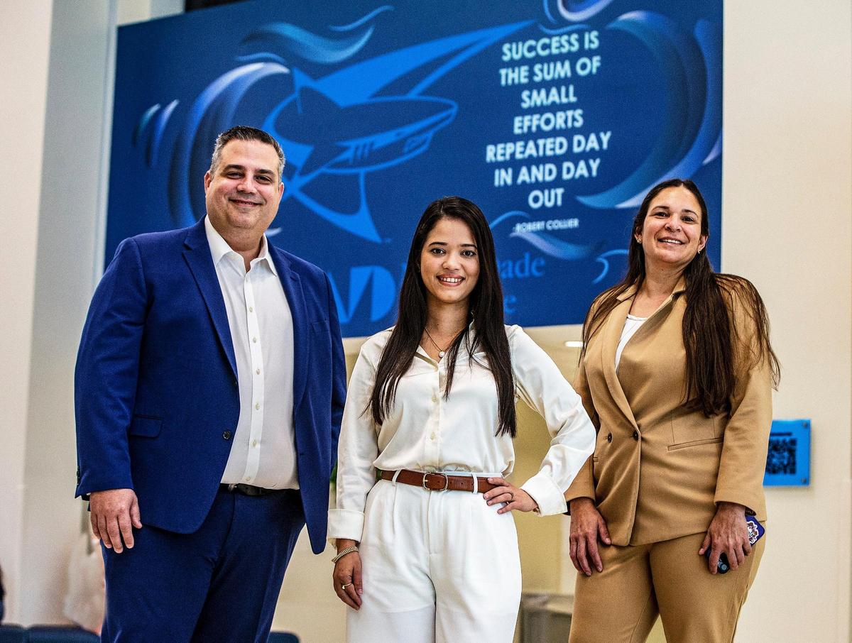 Una de las herramientas más importantes para inmigrantes recién llegados a Miami es la información sobre cursos para aprender inglés. Enrique Infanzón, decano de la escuela de estudios continuados del MDC, y Laura Duval (der.), administradora del programa de educación para adultos del MDC, abren esa puerta a estudiantes como Georgina Mantilla.