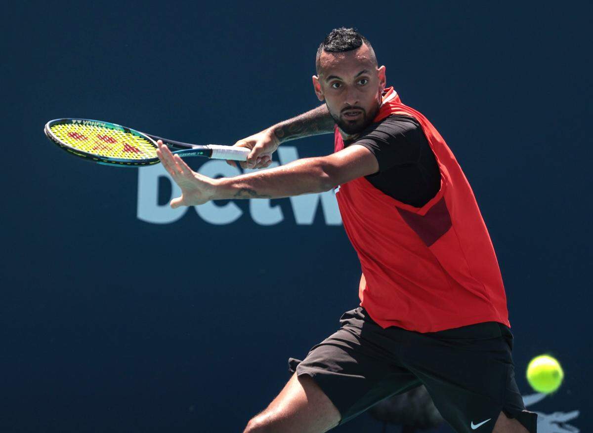 El australiano Nick Kyrgios devuelve una pelota en el partido ante el italiano Jannik Sinner, celebrado el 29 de marzo de 2022 en el Hard Rock Stadium en Miami Garden, Florida.