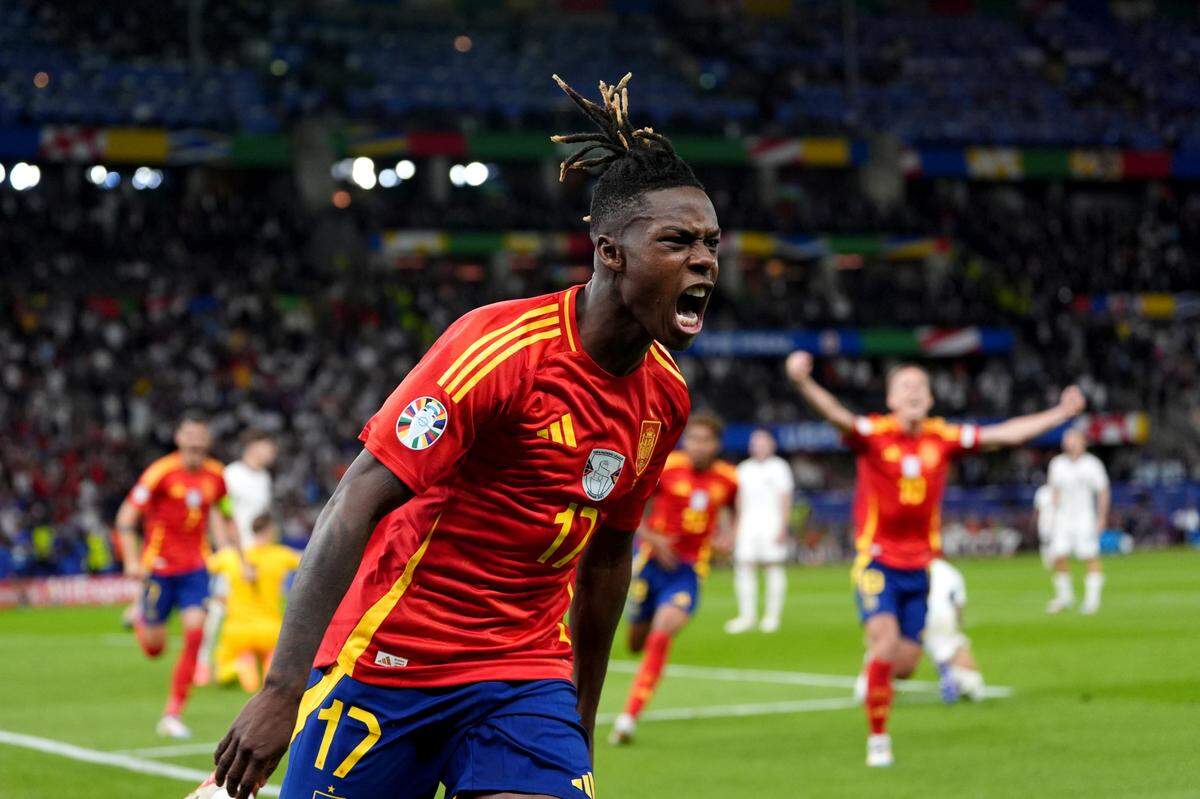 El jugador de España Nico Williams celebra tras anotar un gol ante Inglaterra, en el partido final de la Eurocopa celebrado el 14 de julio de 2024 en Munich, Alemania.