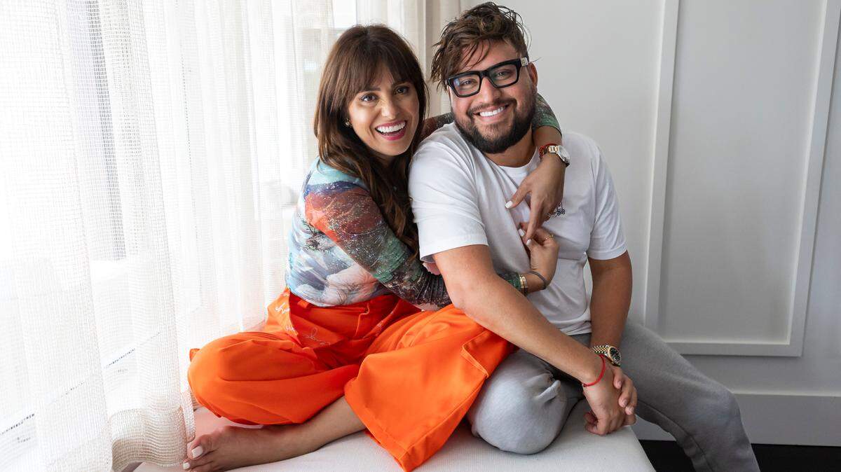Los cómicos e influencers de las redes sociales Aly Sánchez y José Mesa son fotografiados en una casa el miércoles 5 de julio de 2023, en Miami, Florida.
