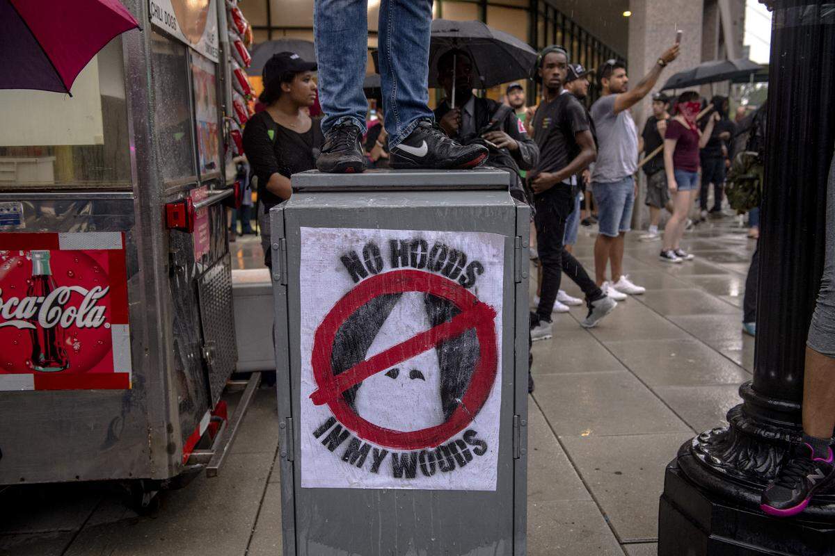 Según James Anderson, un editor en ItsGoingDown.org, después de Charlottesville, los jóvenes de grupos como Black Lives Matter y los socialdemócratas de Estados Unidos comenzaron a trabajar con antifascistas enmascarados y vestidos de negro para combatir el ascenso de la extrema derecha.