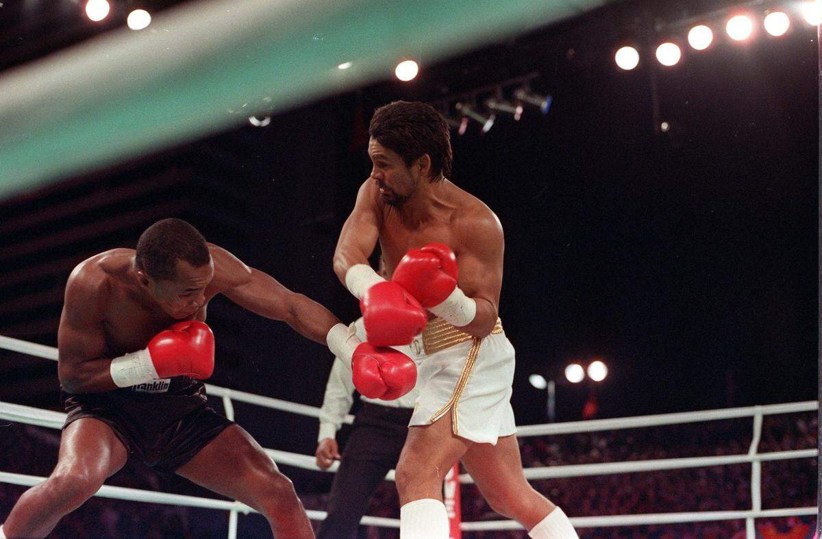 Sugar Ray Leonard, izquierda, se agacha cuando Roberto Duran se balancea a la derecha durante la primera ronda de su pelea de peso súper mediano del WBC en el Hotel Mirage en Las Vegas, Nevada, el 7 de diciembre de 1989.