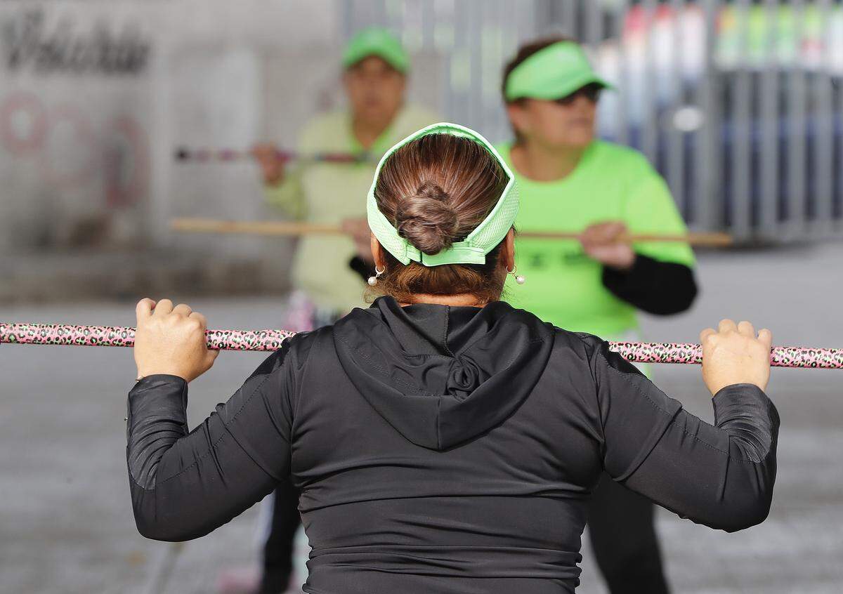 En las últimas tres décadas la obesidad se ha duplicado entre los mayores de 18 años a nivel mundial y el sobrepeso en adultos ya alcanza a 2,500 millones de personas, un crecimiento que se ha agravado, especialmente, en países de ingresos bajos y medianos, donde se tiene una mayor presencia de los alimentos ricos en grasas y azúcares, como es el caso de México que busca ahora una salida a esta crisis. 