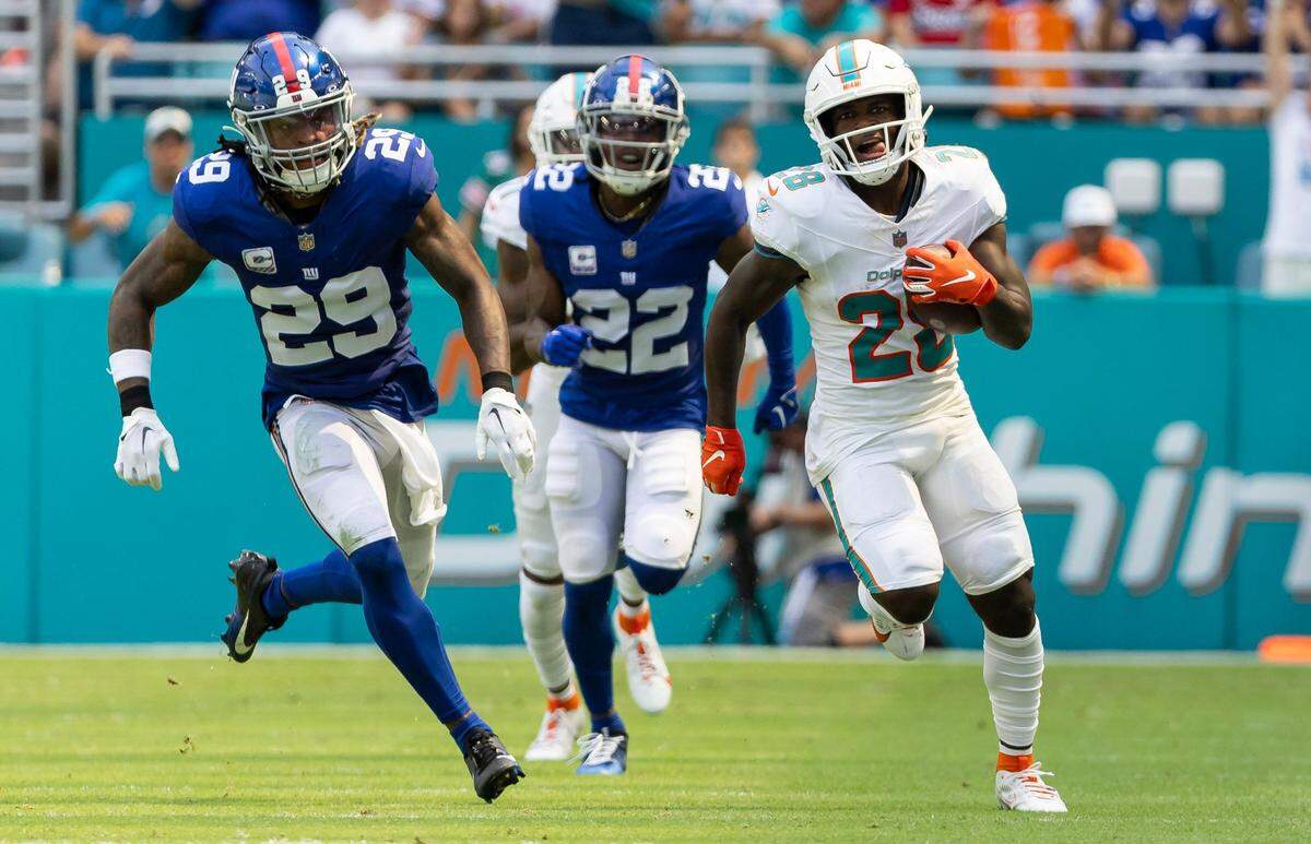 El running back de los Dolphins De’Von Achane corre con el ovoide en el partido ante los Giants de Nueva York, celebrado el 8 de octubre de 2023 en el Hard Rock Stadium en Miami Gardens, Florida.