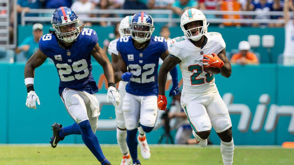 El running back de los Dolphins De’Von Achane corre con el ovoide en el partido ante los Giants de Nueva York, celebrado el 8 de octubre de 2023 en el Hard Rock Stadium en Miami Gardens, Florida.