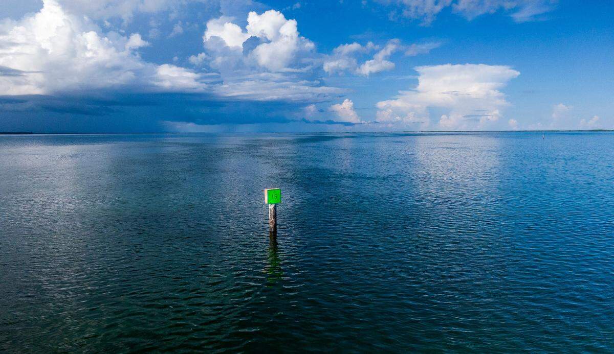 Vista aérea del Marcador de Canal 15 en el Canal Intracostero de la Bahía Biscayne, donde ocurrió un trágico accidente náutico el domingo 4 de septiembre de 2022, en el que murió Luciana “Lucy” Fernández, estudiante de último año de secundaria del condado de Miami-Dade, y su amiga y compañera de clase de la Academia Nuestra Señora de Lourdes, Katerina “Katy” Puig, resultó gravemente herida. Pedro Portalpportal@miamiherald.com