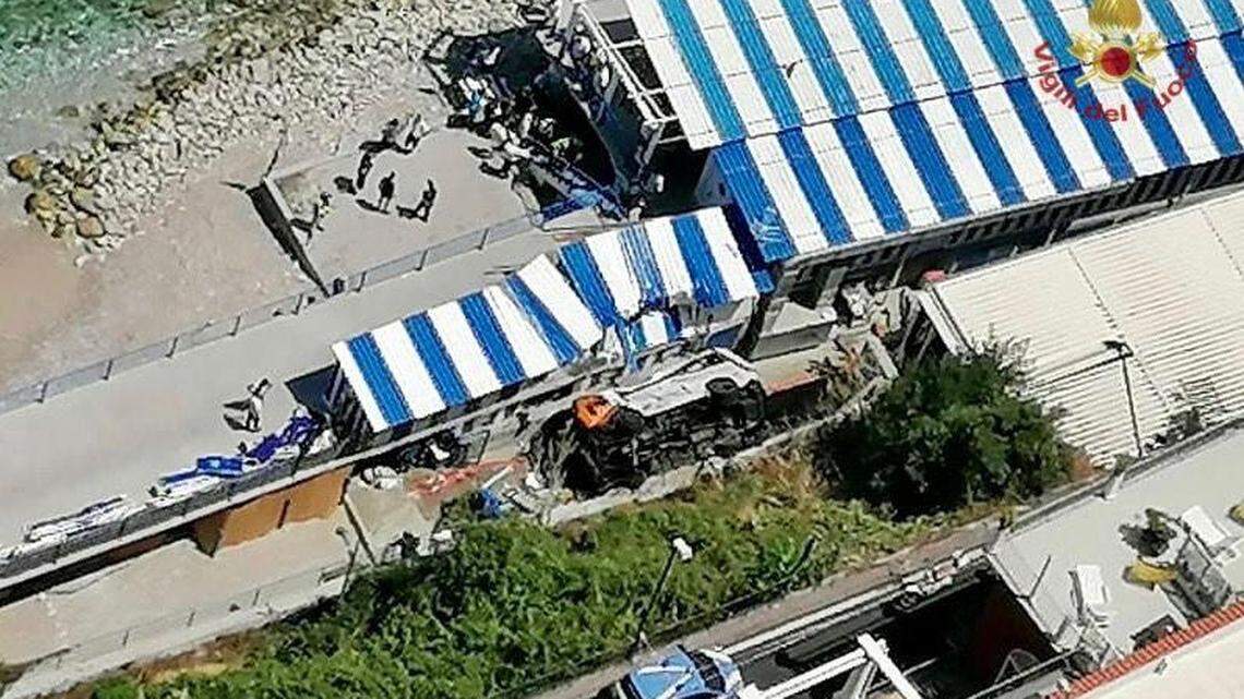 Rescatistas en el lugar donde un minibús se estrelló contra un acantilado en la isla de Capri en la región de Campania.Vigili del Fuoco /BOMBEROS ITALIANOS. AFP a través de Getty Images