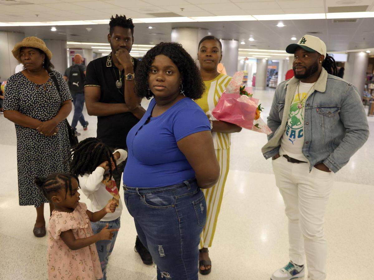 Roselore Touze, de azul, espera a su hermana Jeanine Touze el lunes 25 de marzo de 2024 en el Aeropuerto Internacional de Miami, Miami. A su derecha, Samuel Paulemon también espera a su familia. Ambos tenían familiares que venían de Haití como parte del programa de parole humanitario de dos años, lanzado en enero de 2023 por el presidente Joe Biden.