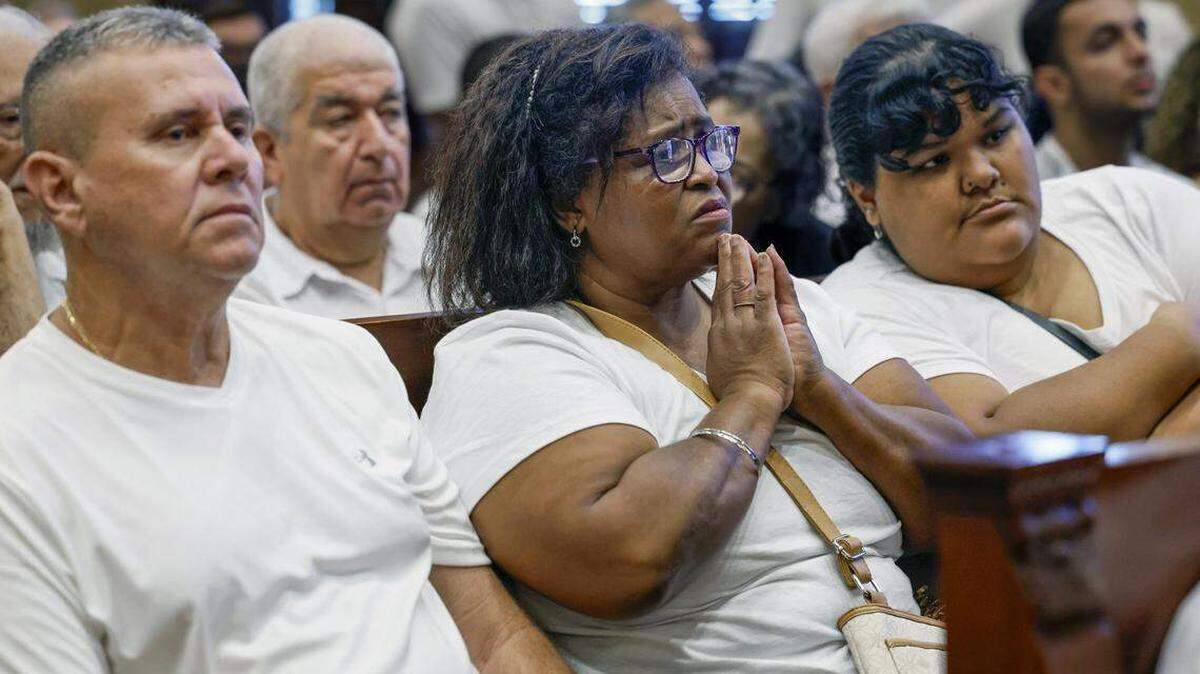 María Fajardo, de 60 años, reacciona durante el juicio colectivo de los más de 200 propietarios restantes de casas móviles en el parque de casas móviles L’il Abner, culminando una batalla de casi un año entre los residentes y los propietarios del parque, en el Tribunal del Condado Miami-Dade, Miami, el jueves 14 de agosto de 2025.
