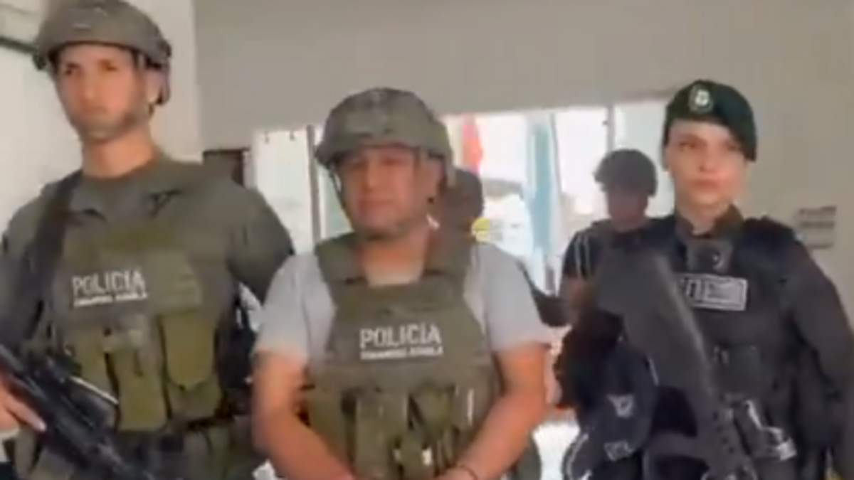 El cabecilla guerrillero José Vitonco, alias “Mi Pez” (centro), es el principal responsable del atentado del fin de semana en el departamento del Cauca, Colombia, que dejó 21 muertos y 56 heridos.
