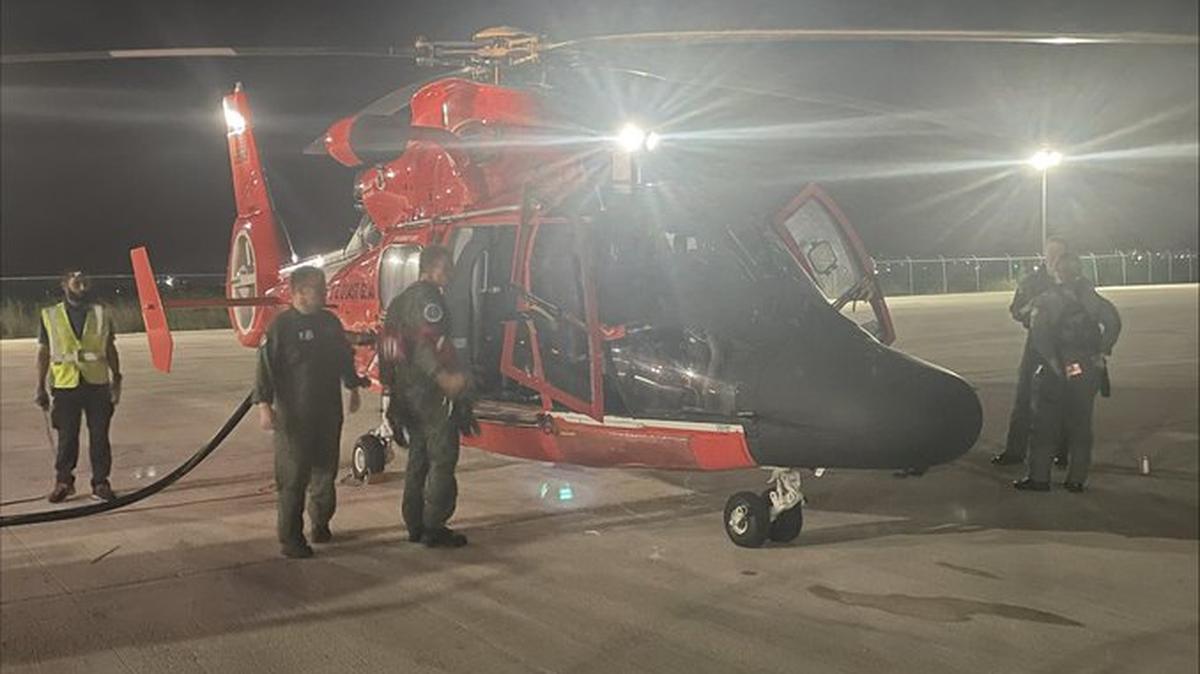 Los guardacostas de EEUU están ayudando a la Real Fuerza de Defensa de las Bahamas a buscar una mujer que se informó cayó por la borda de un crucero.
