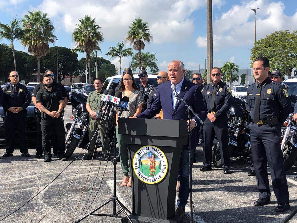 El alcalde de Hialeah, Esteban Bovo Jr., advierte que los oficiales de policía serán agresivos contra los criminales, durante el anuncio del operativo policial en temporada de fiestas navideñas. Hialeah, FL. Miércoles 23 de noviembre de 2022
