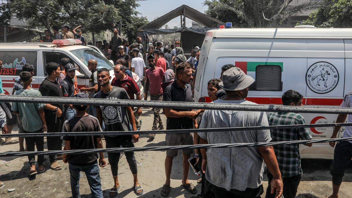 Dos ambulancias llegan al sitio donde ocurrió un ataque israelí en un campamento para palestinos desplazados en Jan Yunis, al sur de la Franja de Gaza, el 13 de julio de 2024.