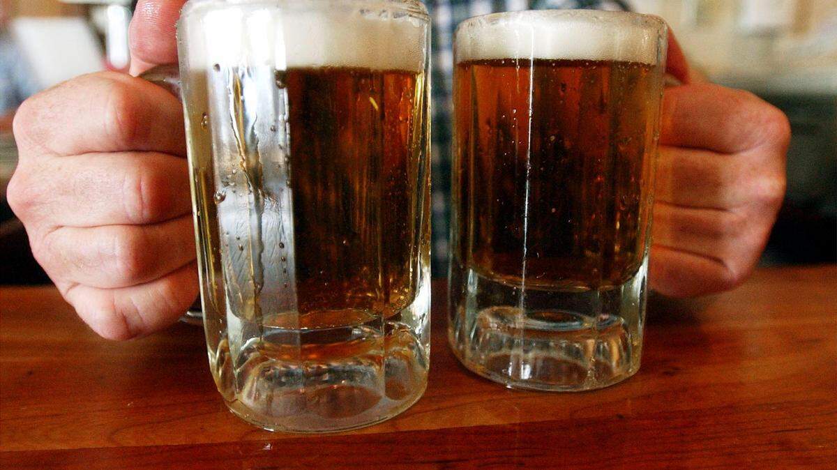 Beber alcohol se asocia al consumo excesivo de comida. AP-Archivo