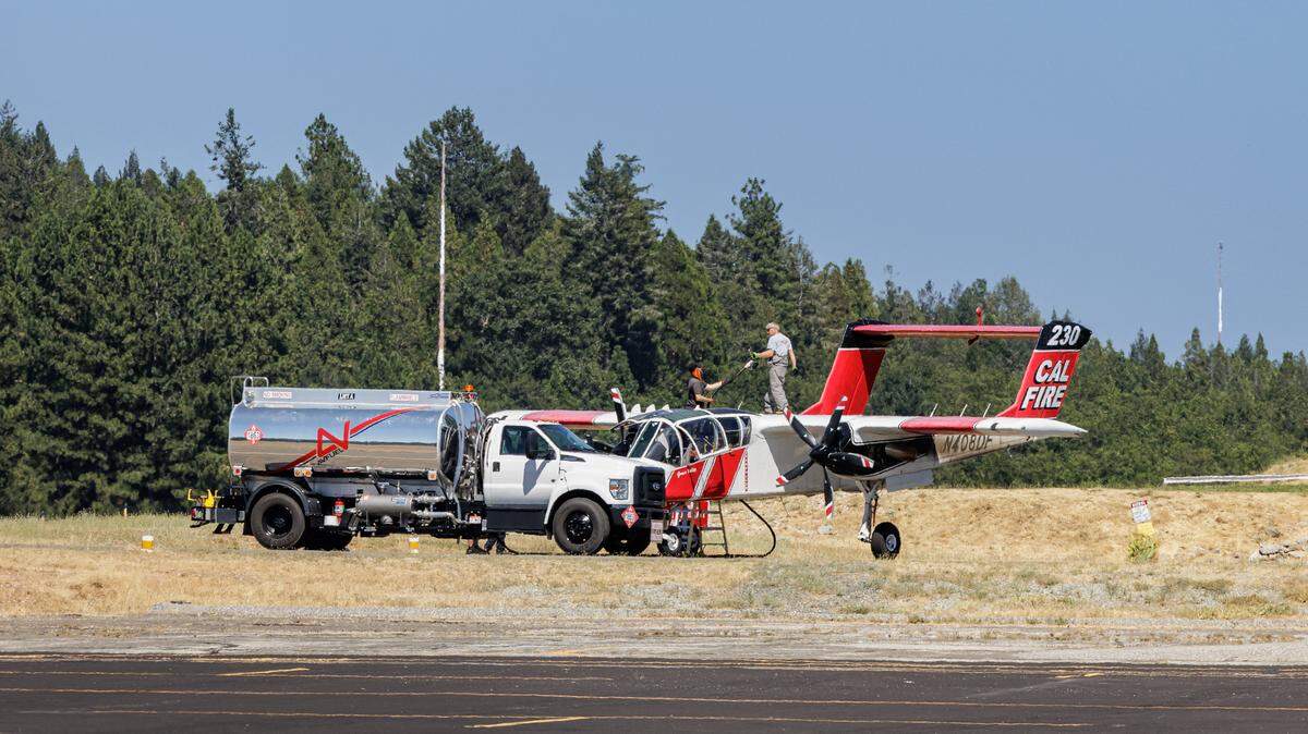 Los aviones de Cal Fire están utilizando la base de de Grass Valley en el aeropuerto del condado de Nevada mientras apoyan los esfuerzos de extinción de incendios en el Royal Fire que arde cerca de Soda Springs, California, el lunes 8 de julio de 2024. 