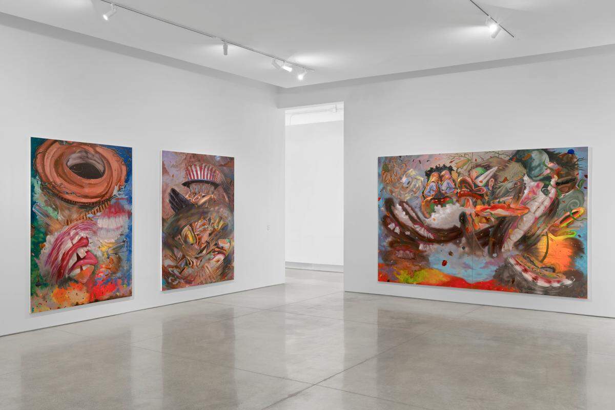 Obras en sala. A la derecha, ‘Vertigo’, 2023, óleo obre lienzo, 100 x 154 pulgadas. Extrema izquierda, ‘Devil’s Dust’, 2023, óleo sobre lienzo, 100 x 77 pulgadas; ‘Confound’, 2023, óelo sobre lienzo, 100 x 77 pulgadas.