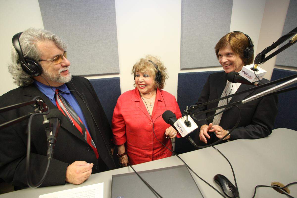 De izquierda a derecha: Jesús Alcántara, Martha Casañas y Freddy Castro en los estudios de la emisora de radio Actualidad 1020 en Coral Gables, el 17 de septiembre del 2012.