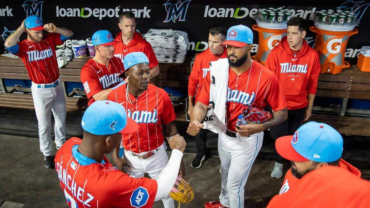 El lanzador abridor de los Marlins de Miami Sandy Alcántara (22) saluda al jardinero derecho Jesús Sánchez (7) antes del comienzo de su partido de la MLB contra los Rojos de Cincinnati en el loanDepot park el sábado 13 de mayo de 2023, en Miami, Florida. MATIAS J. OCNER mocner@miamiherald.com