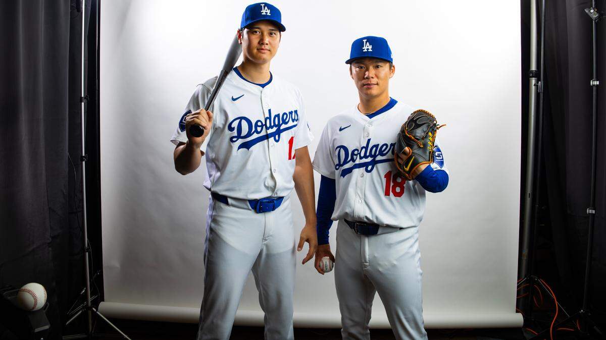 Los jugadores de los Dodgers de Los Angeles  Shohei Ohtani y Yoshinobu Yamamoto posan en el Día de la Prensa, el 21 de febrero de 2024.