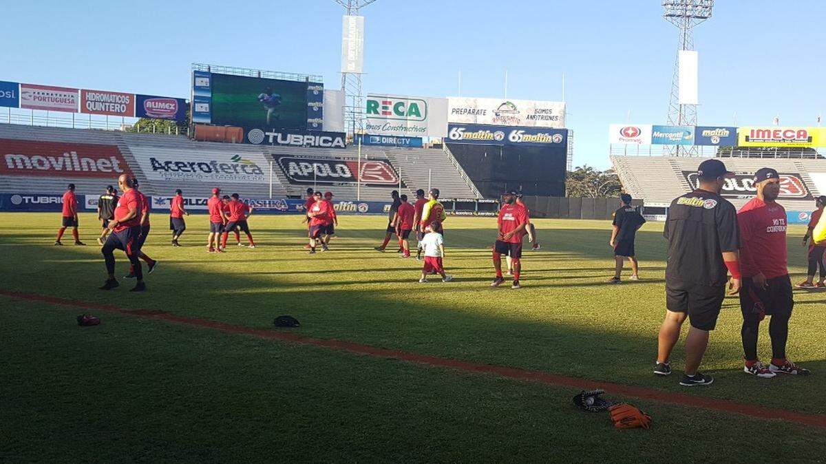 Los Cardenales de Lara (en la foto en un entrenamiento este jueves) y las Águilas del Zulia inician este viernes la final de la temporada 2016-2017 del béisbol venezolano, campaña golpeada por una severa caída de la asistencia a los estadios pese a la buena cuota de peloteros de Grandes Ligas.