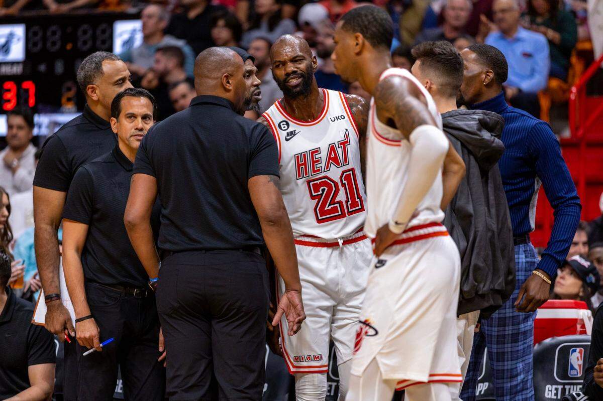 El centro del Heat Dewayne Dedmon (21) fue expulsado en el partido ante el Thunder de Oklahoma City, celebrado el 10 de enero de 2023 en Miami.