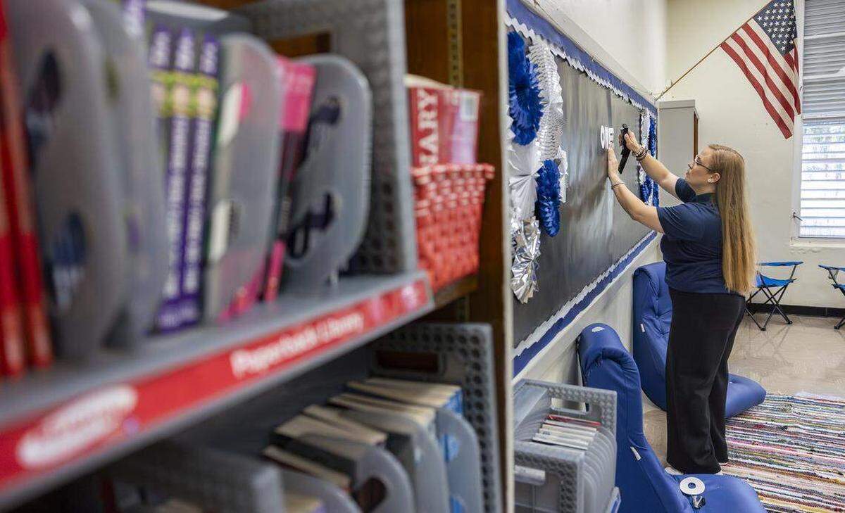 Yuneisy Morell, profesora de lectura, decora su salón de clases para el primer día de escuela en la secundaria Ponce de León, el miércoles 13 de agosto de 2025, en Coral Gables, Florida. Este será el vigésimo año de docencia de Morell. Foto de Matias J. Ocner mocner@miamiherald.com
