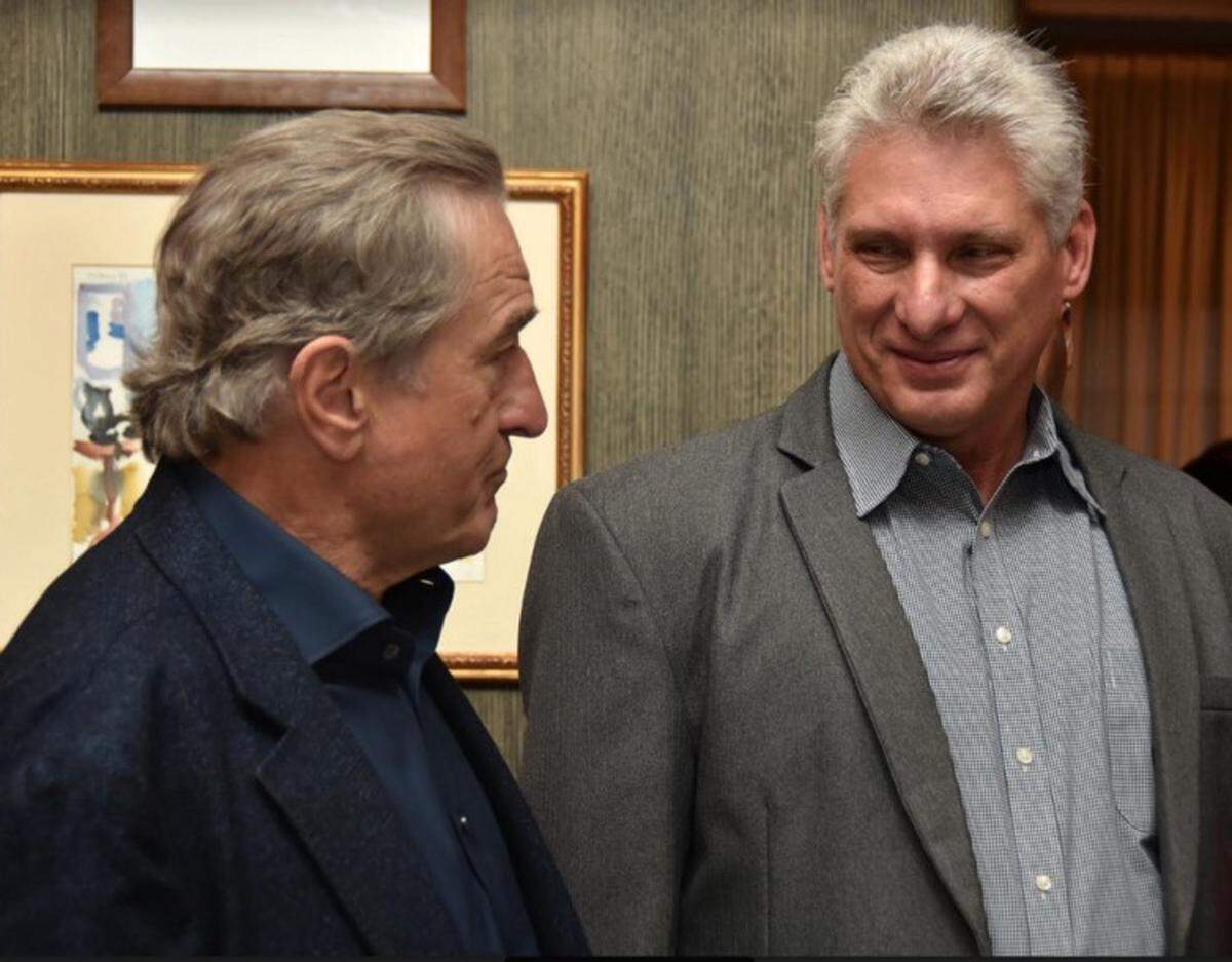 El gobernante cubano Miguel Díaz-Canel y el actor Robert De Niro durante una recepción en Nueva York.