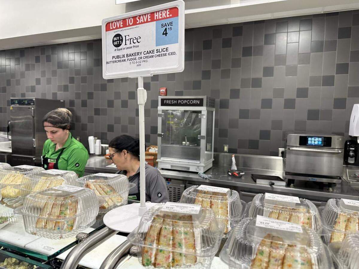 Nos encanta ver el cartel de 2x1 en nuestros supermercados Publix locales. Aquí hay uno en el nuevo Publix de Key Largo en Tradewinds el 19 de enero de 2025.