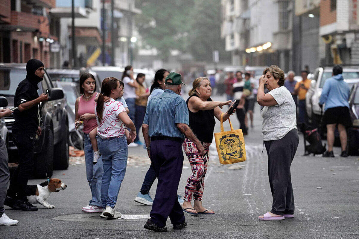 Decenas de personas permanecen en la calle tras un terremoto en Caracas, el miércoles 24 de junio de 2026. Un sismo de magnitud 7.1 sacudió Venezuela el miércoles, según informó el Servicio Geológico de Estados Unidos (USGS).