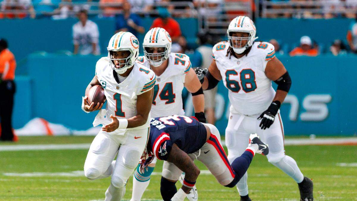 El quarterback de los Dolphins Tua Tagovailoa (1) corre con el ovoide en el partido contra los Patriots de New England, celebrado el 29 de octubre de 2023 en el Hard Rock Stadium en Miami Gardens, Florida.