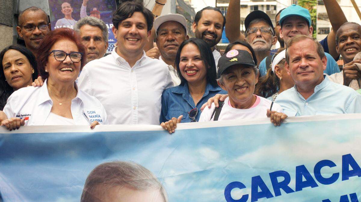 El activista venezolano de derechos humanos Jesús Armas (2 a la izq.) fue detenido el 10 de diciembre de 2024 y se encuentra en la tenebrosa prisión El Helicoide.