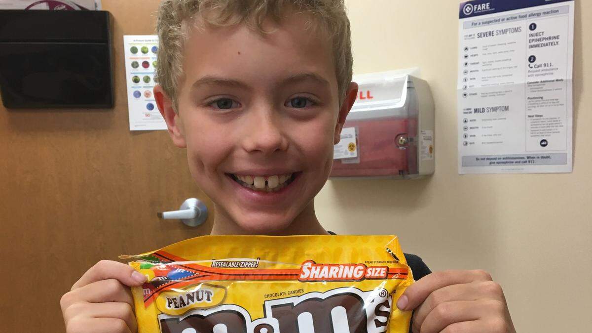 Jack McKelvey, de 9 años, al terminar el programa pudo tolerar cuatro dulces de M&M con maní sin tener una reacción alérgica.