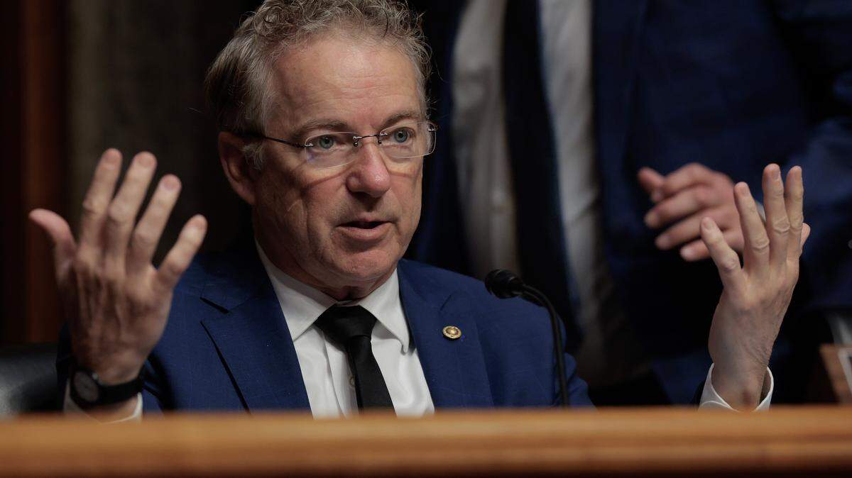 El presidente del Comité de Seguridad Nacional y Asuntos Gubernamentales del Senado, Rand Paul (R-KY), interroga a los testigos durante una audiencia sobre la supervisión del Departamento de Seguridad Nacional en el Edificio de Oficinas del Senado Dirksen el 12 de febrero de 2026 en Washington, DC.