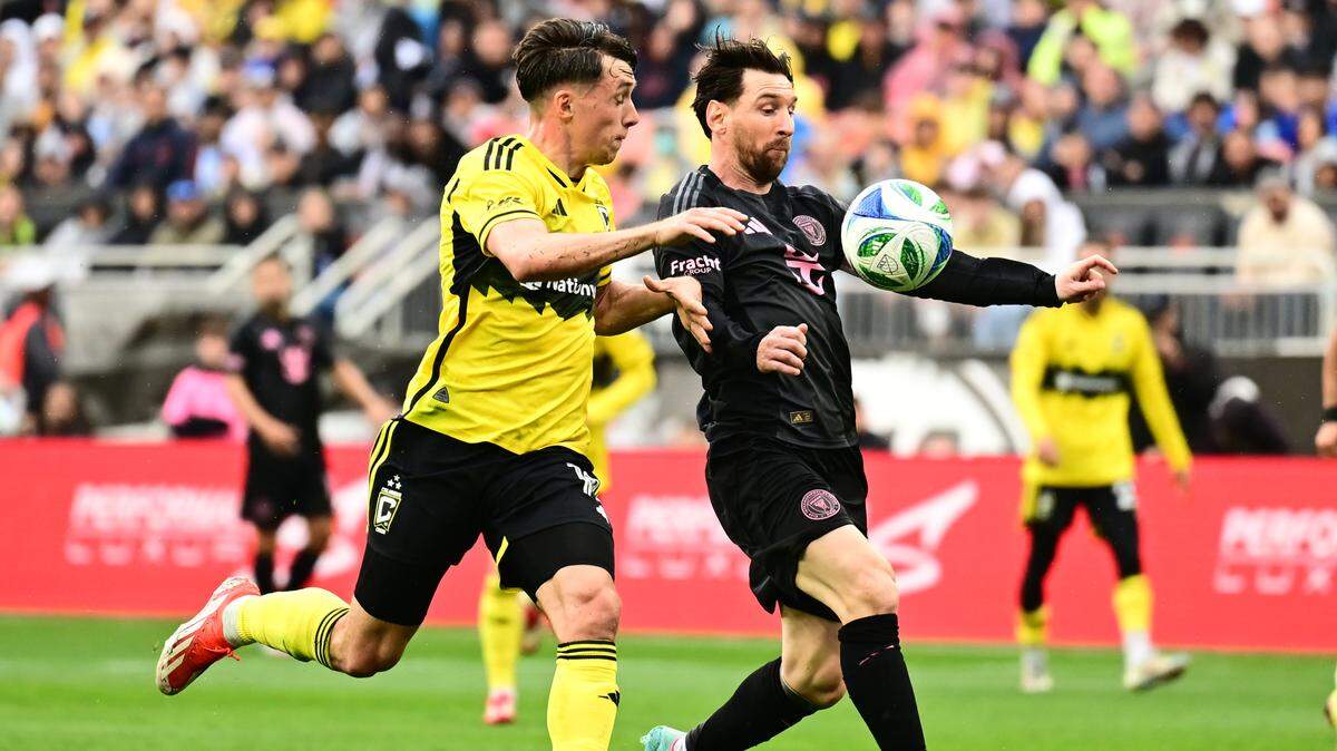 El delantero del Inter Miami Lionel Messi (der.) controla la pelota ante la marca de Malte Amundsen, del Columbus Crew, en el partido de la MLS celebrado el 19 de abril de 2025 en Cleveland, Ohio.