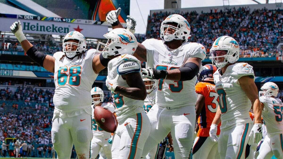 Los jugadores de los Dolphins celebran un touchdown ante los Broncos de Denver, en el partido celebrado el 24 de septiembre de 2023 en el Hard Rock Stadium en Miami Garden, Florida.